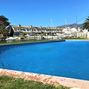 En Con Vistas Al Canal Y Piscina Apartamento